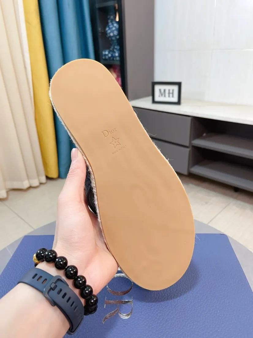 Men's men's shoes💰320🌸🌸High-end version. DIOR💁Men's slippers, high-end and upscale [strong][strong], compare quality at counters. The upper is hand-drawn, a combination of native hemp and raw rubber sole [strong][strong], breathable and non-slip outsole [rose][rose], breathable and comfortable lambskin lining, density 100% comfortable [gift][gift], original wear-resistant code number 38-44. Can be customized 45-46-47